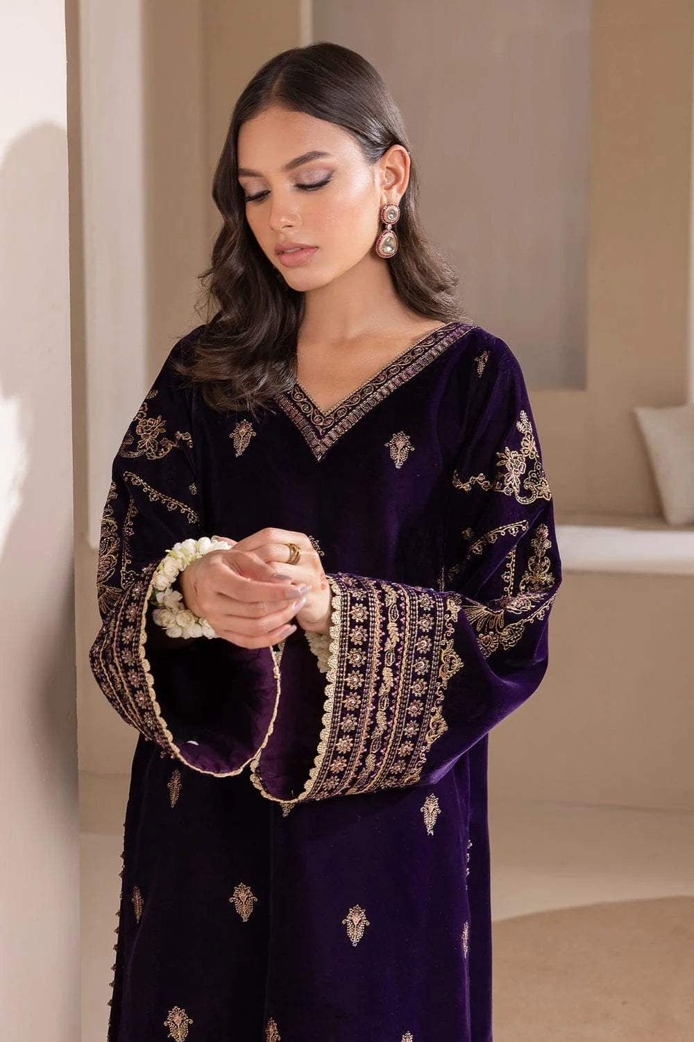 MB-1079 Embroidered 9000 Micro Velvet 3Pc With Organza Embroidered Dupatta