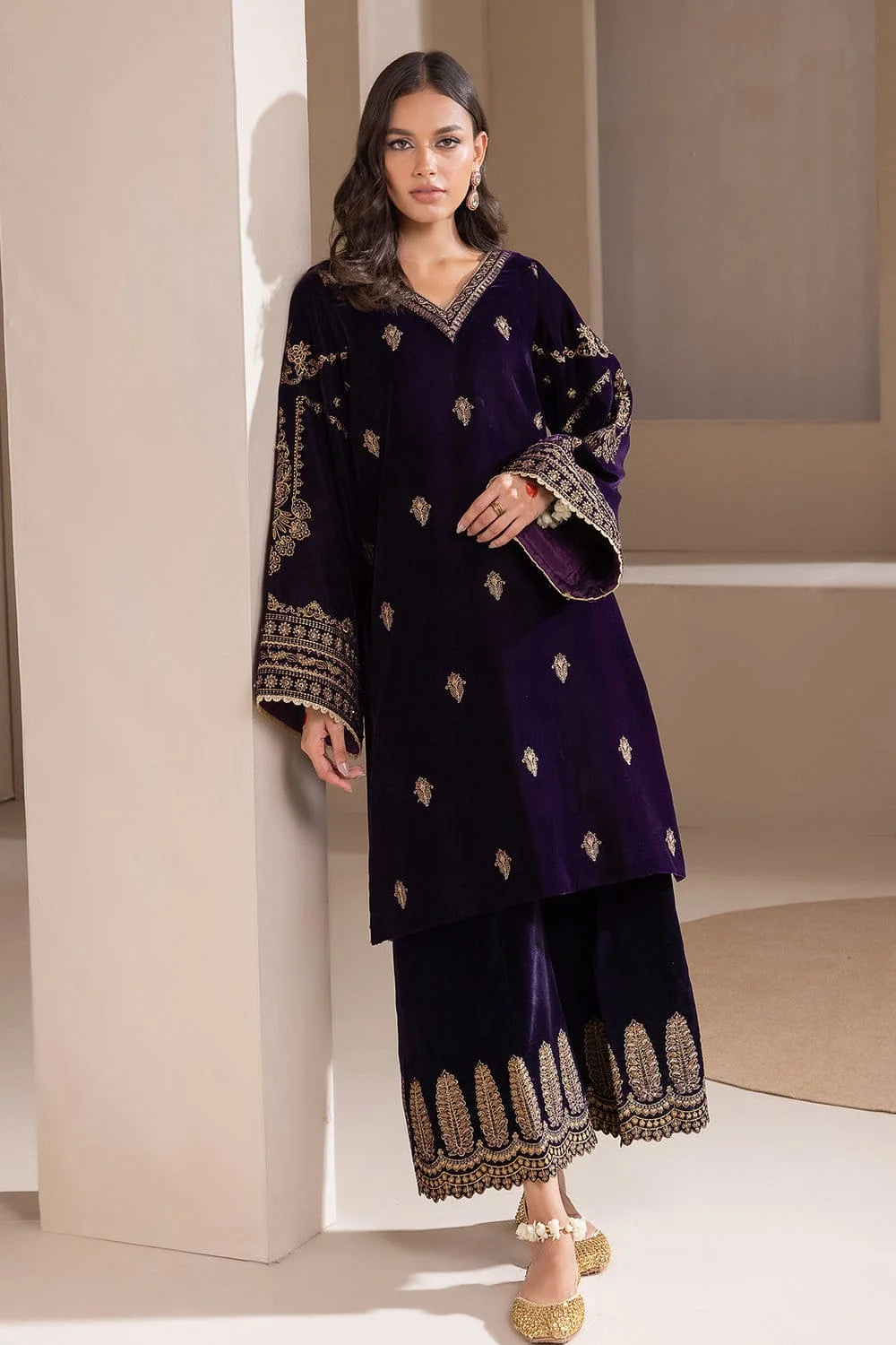 MB-1079 Embroidered 9000 Micro Velvet 3Pc With Organza Embroidered Dupatta