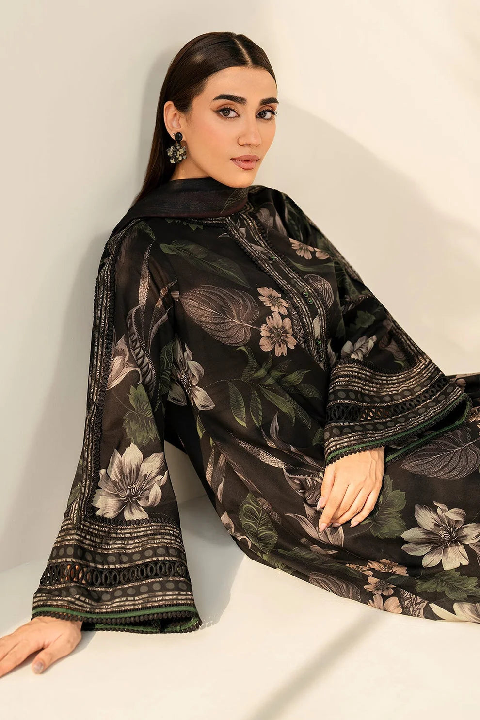 BQ-33 Digital Printed Khaddar Suit 3pc with Khaddar Digital Printed Dupatta & Embroidered Patches