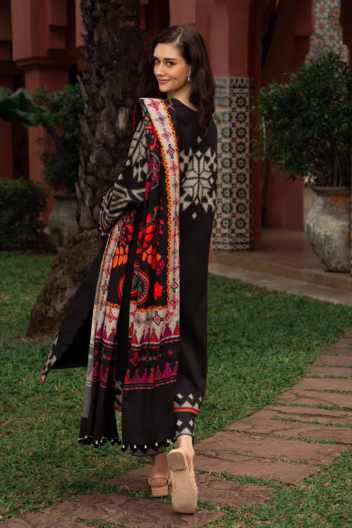 Khaddar 3pc Digital Printed Suit With Digital Printed Khaddar Dupatta